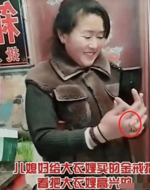 大衣哥爆料儿媳最新视频,甜蜜互动引网友热议 第1张 大衣哥爆料儿媳最新视频,甜蜜互动引网友热议 第1张